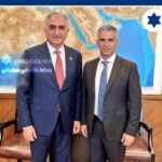 دیدار محرمانه پهلوی و رئیس موساد تائیدیست بر بودن پهلوی در جزیره شیطانی اپستین منتهی فعلا اسم او علنی نمی شود !!!